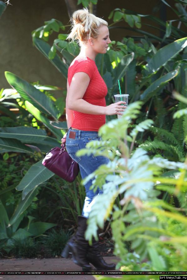 Бритни посещает студию в Голливуде16.jpg(Бритни Спирс, Britney Spears)