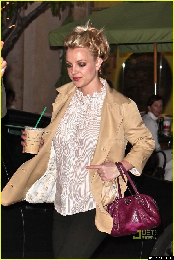 Бритни делает покупки в ТЦ Calabasas Commons01.jpg(Бритни Спирс, Britney Spears)