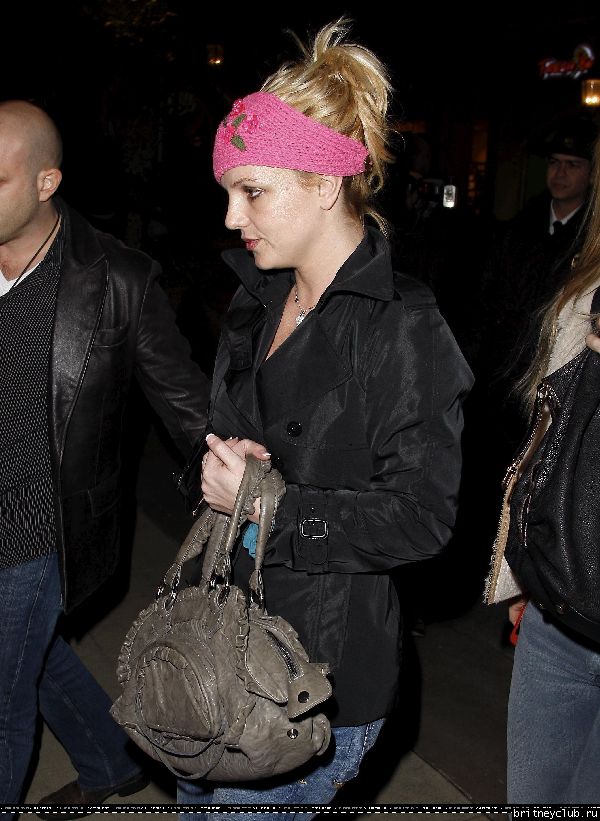 Бритни посещает кинотеатр в Калабасасе17.jpg(Бритни Спирс, Britney Spears)
