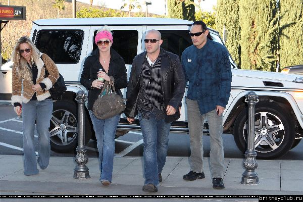 Бритни посещает кинотеатр в Калабасасе31.jpg(Бритни Спирс, Britney Spears)
