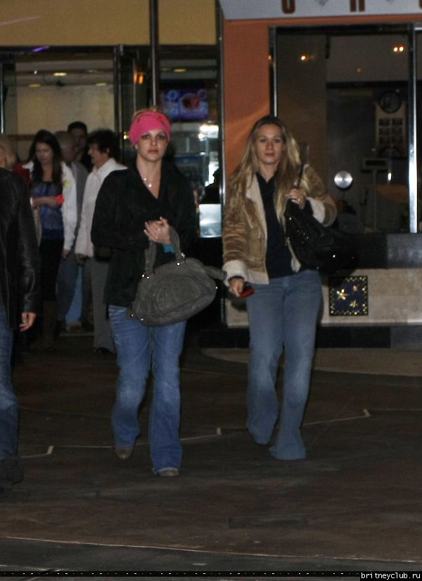 Бритни посещает кинотеатр в Калабасасе58.jpg(Бритни Спирс, Britney Spears)
