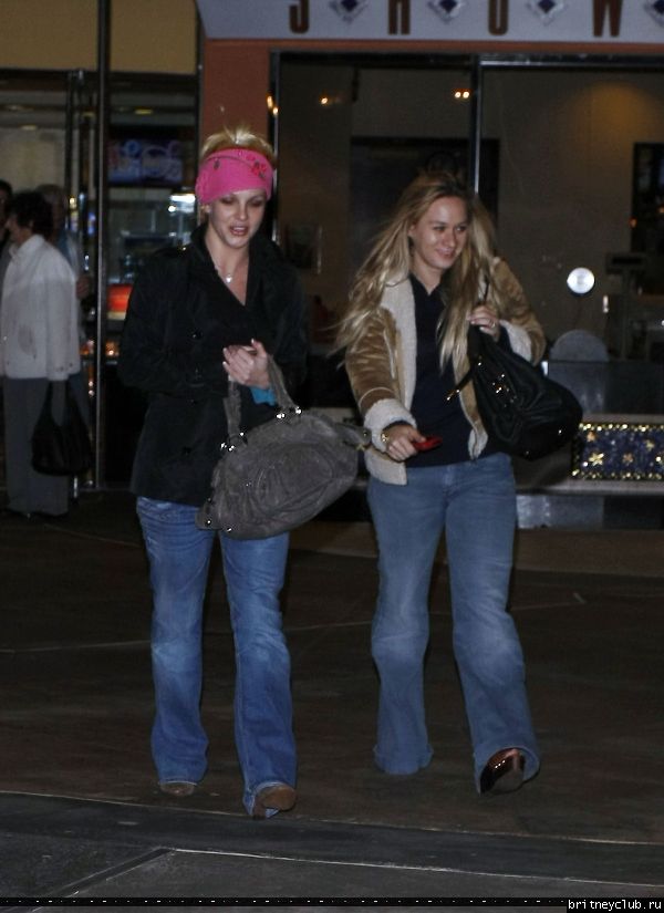 Бритни посещает кинотеатр в Калабасасе59.jpg(Бритни Спирс, Britney Spears)