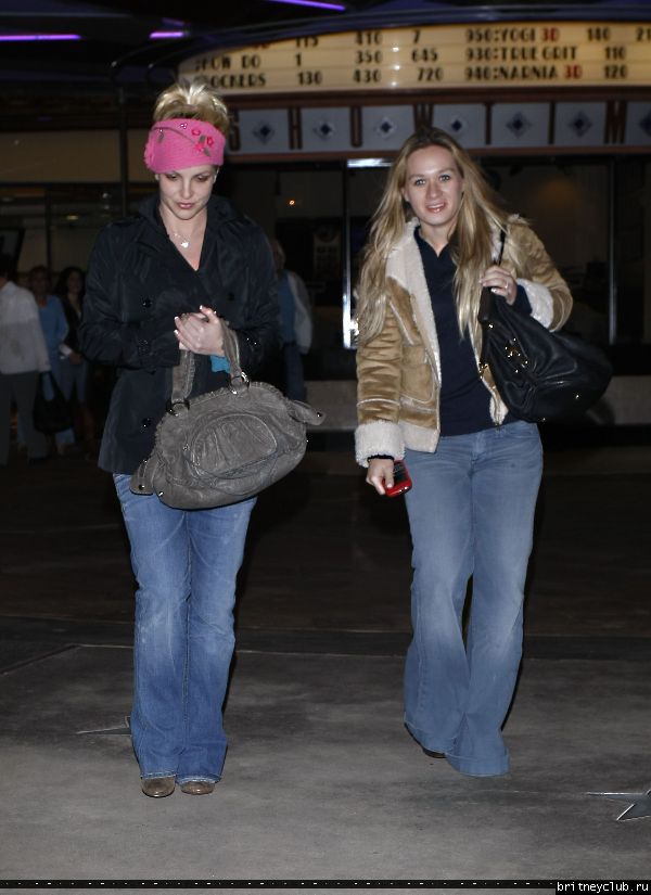 Бритни посещает кинотеатр в Калабасасе60.jpg(Бритни Спирс, Britney Spears)