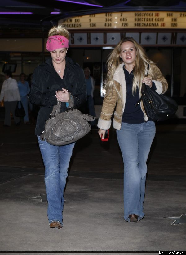 Бритни посещает кинотеатр в Калабасасе61.jpg(Бритни Спирс, Britney Spears)