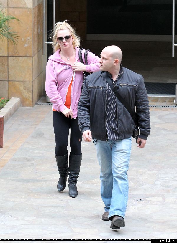 Бритни посещает студию танца в Голливуде09.jpg(Бритни Спирс, Britney Spears)
