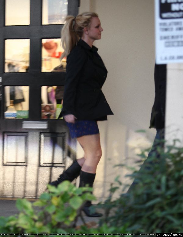 Бритни покидает маникюрный салон в Калабасасе25.jpg(Бритни Спирс, Britney Spears)