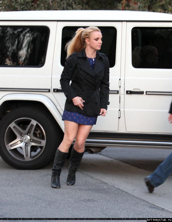 Бритни покидает маникюрный салон в Калабасасе28.jpg(Бритни Спирс, Britney Spears)
