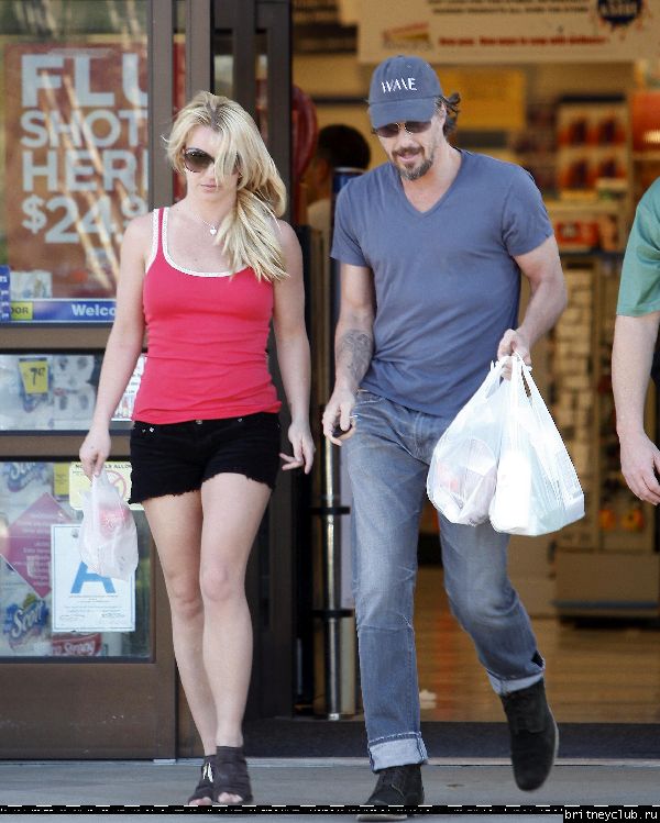 Бритни делает покупки в Калабасасе05.jpg(Бритни Спирс, Britney Spears)