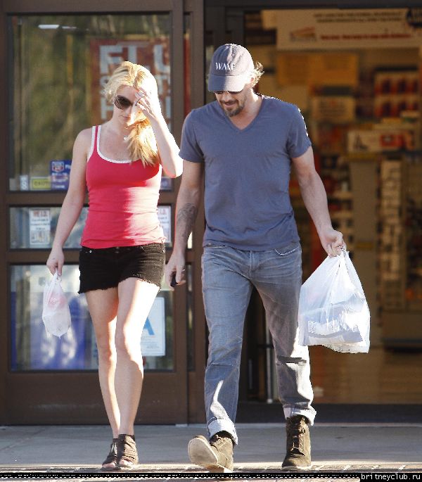 Бритни делает покупки в Калабасасе07.jpg(Бритни Спирс, Britney Spears)