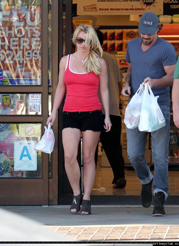 Бритни делает покупки в Калабасасе19.jpg(Бритни Спирс, Britney Spears)