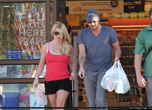 Бритни делает покупки в Калабасасе21.jpg(Бритни Спирс, Britney Spears)
