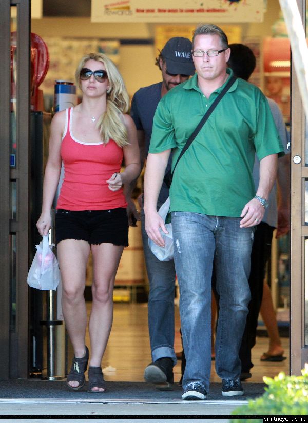 Бритни делает покупки в Калабасасе32.jpg(Бритни Спирс, Britney Spears)