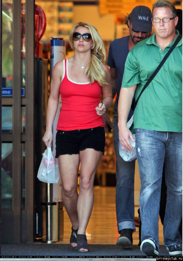 Бритни делает покупки в Калабасасе44.jpg(Бритни Спирс, Britney Spears)