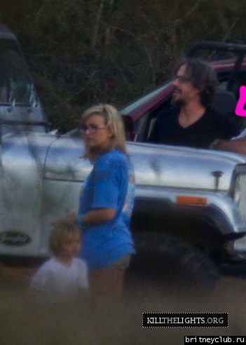 Бритни с семьей на озере в Луизиане08.jpg(Бритни Спирс, Britney Spears)
