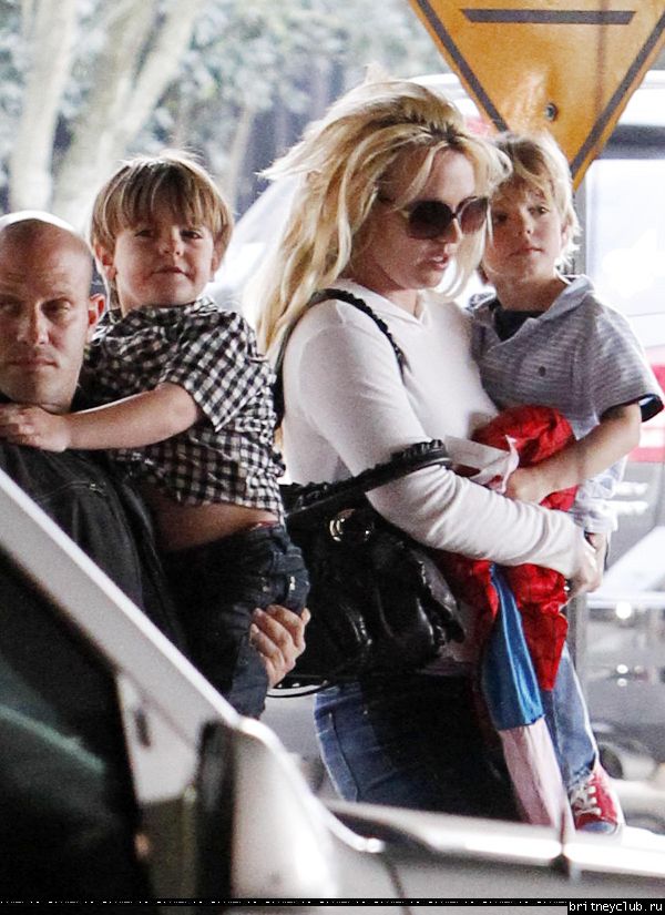 Бритни в аэропорту Нового Орлеана79.jpg(Бритни Спирс, Britney Spears)