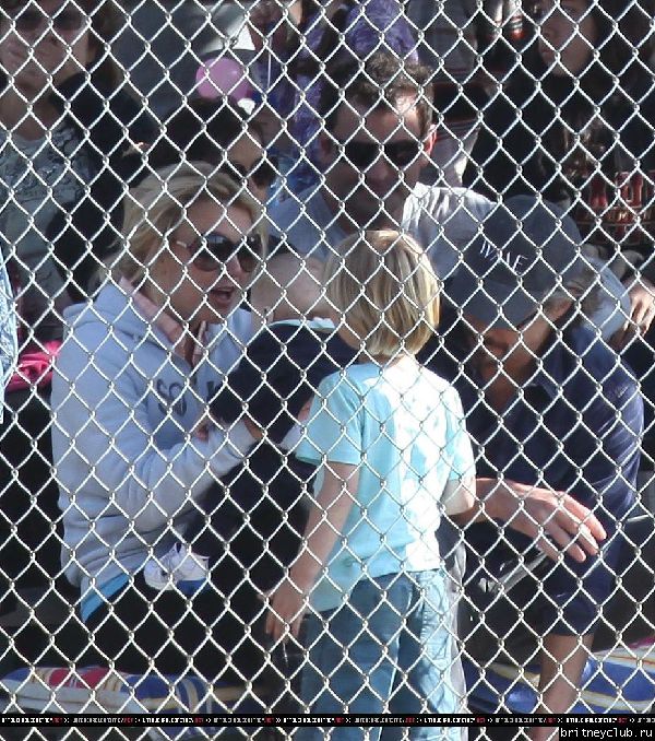 Бритни и Джейсон на игре Шона Престона в Сан-Фернандо11.jpg(Бритни Спирс, Britney Spears)