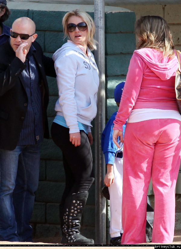 Бритни и Джейсон на игре Шона Престона в Сан-Фернандо20.jpg(Бритни Спирс, Britney Spears)