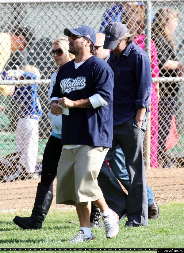 Бритни и Джейсон на игре Шона Престона в Сан-Фернандо25.jpg(Бритни Спирс, Britney Spears)
