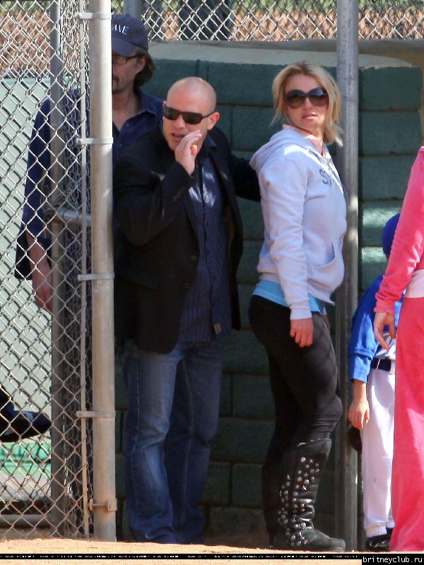 Бритни и Джейсон на игре Шона Престона в Сан-Фернандо26.jpg(Бритни Спирс, Britney Spears)