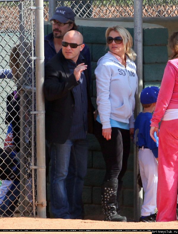Бритни и Джейсон на игре Шона Престона в Сан-Фернандо27.jpg(Бритни Спирс, Britney Spears)