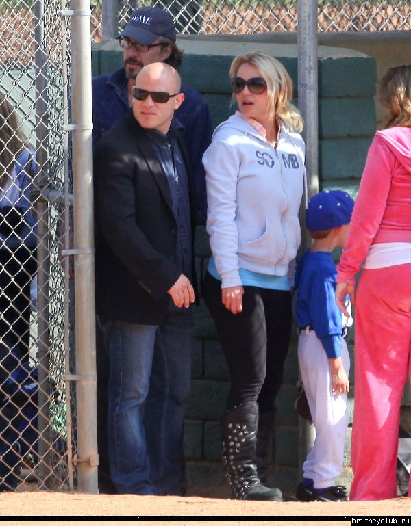 Бритни и Джейсон на игре Шона Престона в Сан-Фернандо28.jpg(Бритни Спирс, Britney Spears)