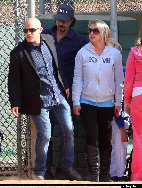 Бритни и Джейсон на игре Шона Престона в Сан-Фернандо32.jpg(Бритни Спирс, Britney Spears)