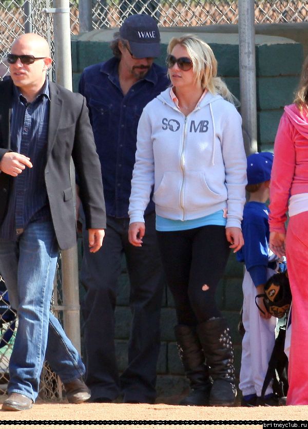 Бритни и Джейсон на игре Шона Престона в Сан-Фернандо33.jpg(Бритни Спирс, Britney Spears)