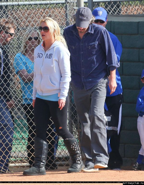 Бритни и Джейсон на игре Шона Престона в Сан-Фернандо37.jpg(Бритни Спирс, Britney Spears)