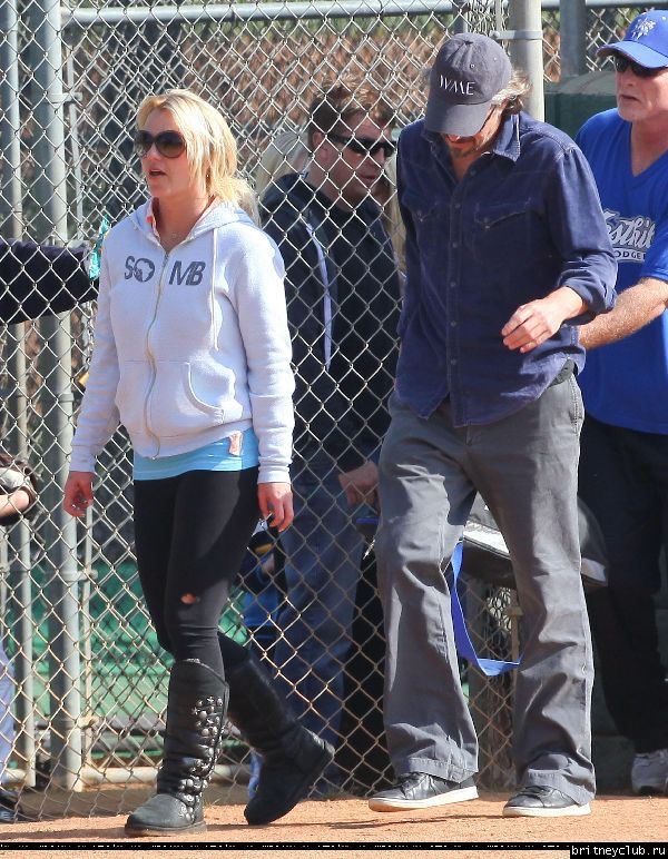 Бритни и Джейсон на игре Шона Престона в Сан-Фернандо39.jpg(Бритни Спирс, Britney Spears)