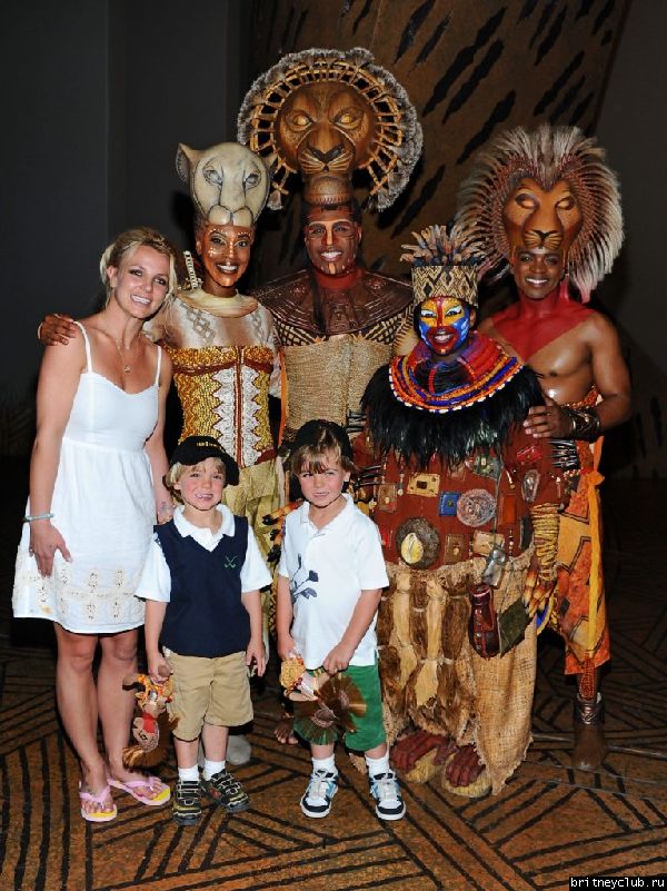 Бритни с сыновьями на спектакле "Король Лев"5.jpg(Бритни Спирс, Britney Spears)