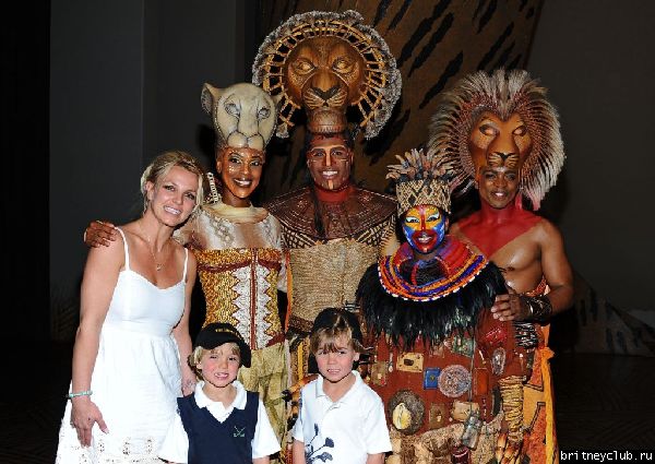 Бритни с сыновьями на спектакле "Король Лев"6.jpg(Бритни Спирс, Britney Spears)