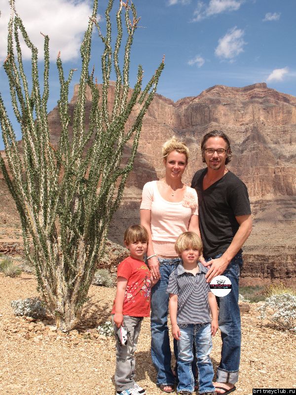 Бритни с детьми в парке Grand Canyon2.jpg(Бритни Спирс, Britney Spears)