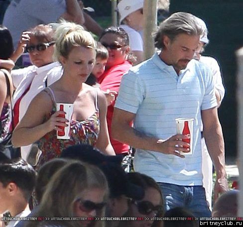 Бритни и Джейсон на игре Шона Престона в San Fernando001.jpg(Бритни Спирс, Britney Spears)