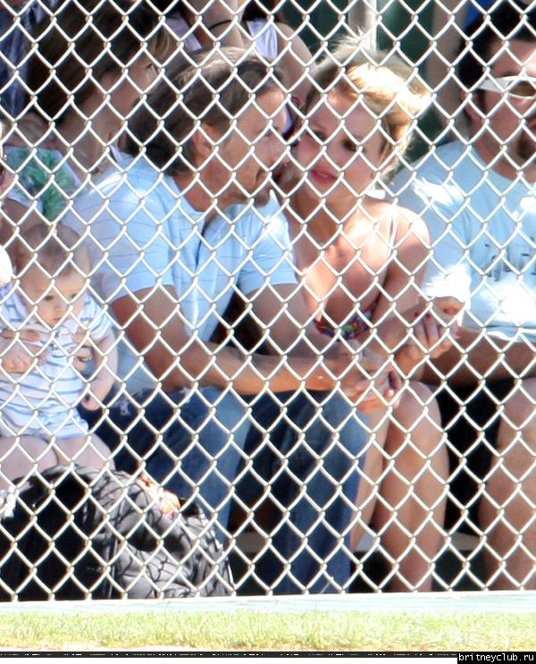 Бритни и Джейсон на игре Шона Престона в San Fernando005.jpg(Бритни Спирс, Britney Spears)