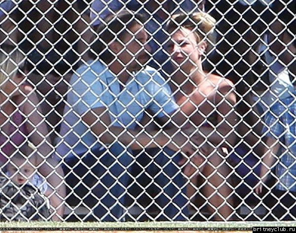 Бритни и Джейсон на игре Шона Престона в San Fernando033.jpg(Бритни Спирс, Britney Spears)