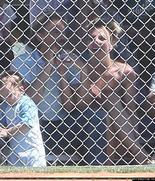 Бритни и Джейсон на игре Шона Престона в San Fernando036.jpg(Бритни Спирс, Britney Spears)
