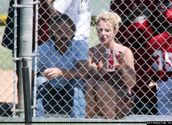 Бритни и Джейсон на игре Шона Престона в San Fernando084.jpg(Бритни Спирс, Britney Spears)