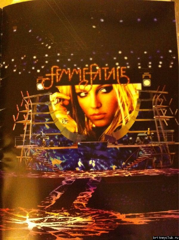 Femme Fatale Tourbook (2011)30.jpg(Бритни Спирс, Britney Spears)