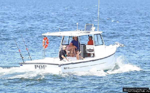 Бритни с семьей отдыхает на яхте в Лонг-Айленде01.jpg(Бритни Спирс, Britney Spears)