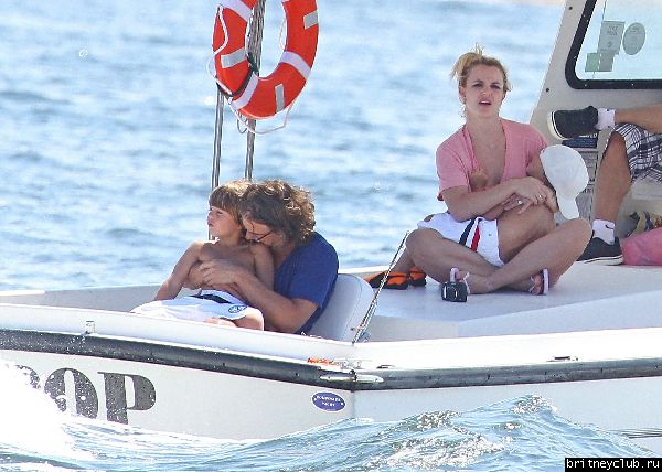 Бритни с семьей отдыхает на яхте в Лонг-Айленде16.jpg(Бритни Спирс, Britney Spears)
