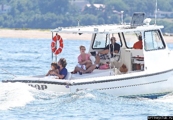Бритни с семьей отдыхает на яхте в Лонг-Айленде17.jpg(Бритни Спирс, Britney Spears)