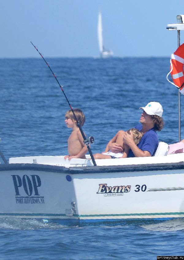 Бритни с семьей отдыхает на яхте в Лонг-Айленде18.jpg(Бритни Спирс, Britney Spears)