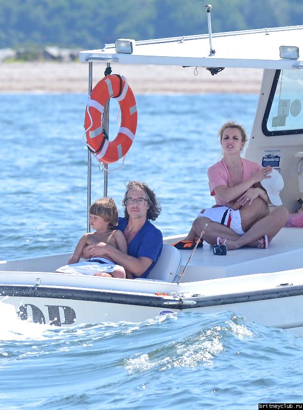 Бритни с семьей отдыхает на яхте в Лонг-Айленде20.jpg(Бритни Спирс, Britney Spears)