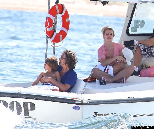 Бритни с семьей отдыхает на яхте в Лонг-Айленде23.jpg(Бритни Спирс, Britney Spears)