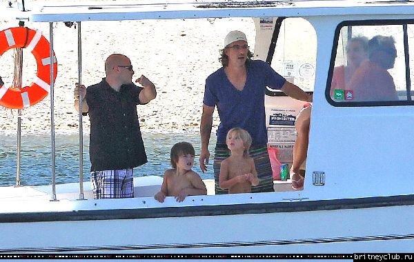 Бритни с семьей отдыхает на яхте в Лонг-Айленде24.jpg(Бритни Спирс, Britney Spears)