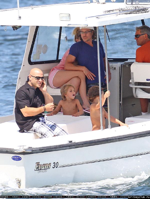 Бритни с семьей отдыхает на яхте в Лонг-Айленде25.jpg(Бритни Спирс, Britney Spears)