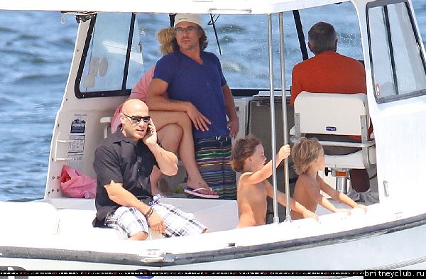 Бритни с семьей отдыхает на яхте в Лонг-Айленде27.jpg(Бритни Спирс, Britney Spears)