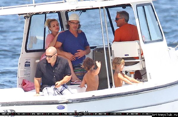 Бритни с семьей отдыхает на яхте в Лонг-Айленде28.jpg(Бритни Спирс, Britney Spears)