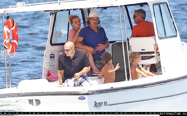 Бритни с семьей отдыхает на яхте в Лонг-Айленде29.jpg(Бритни Спирс, Britney Spears)