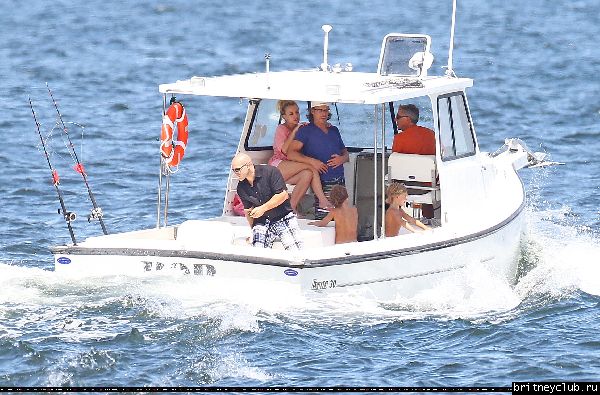 Бритни с семьей отдыхает на яхте в Лонг-Айленде30.jpg(Бритни Спирс, Britney Spears)